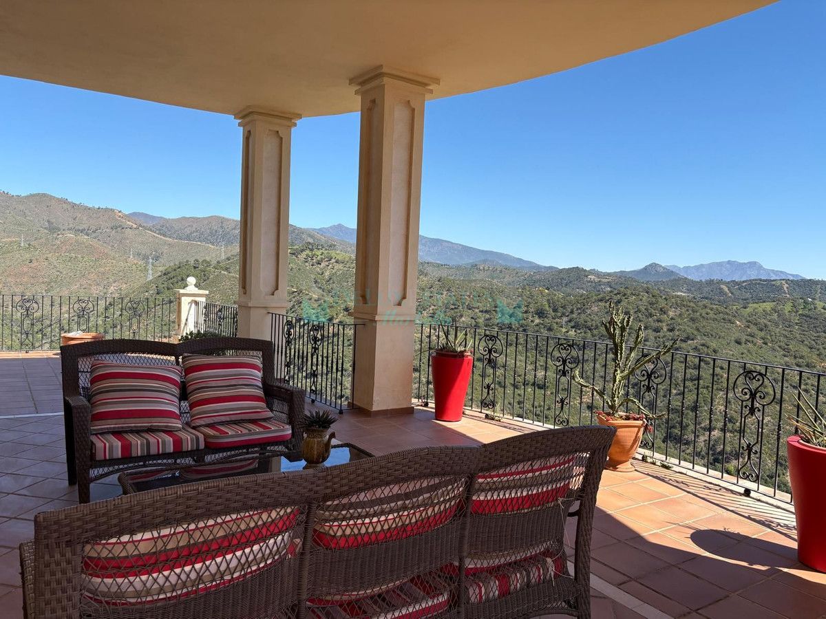 Finca for sale in Estepona