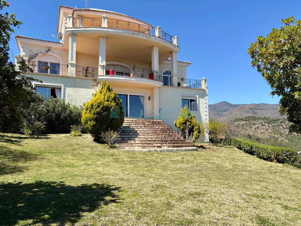Finca for sale in Estepona