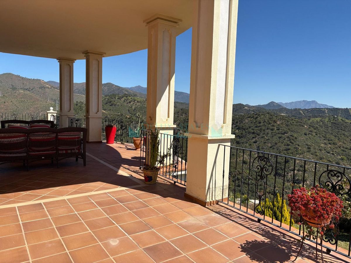 Finca for sale in Estepona