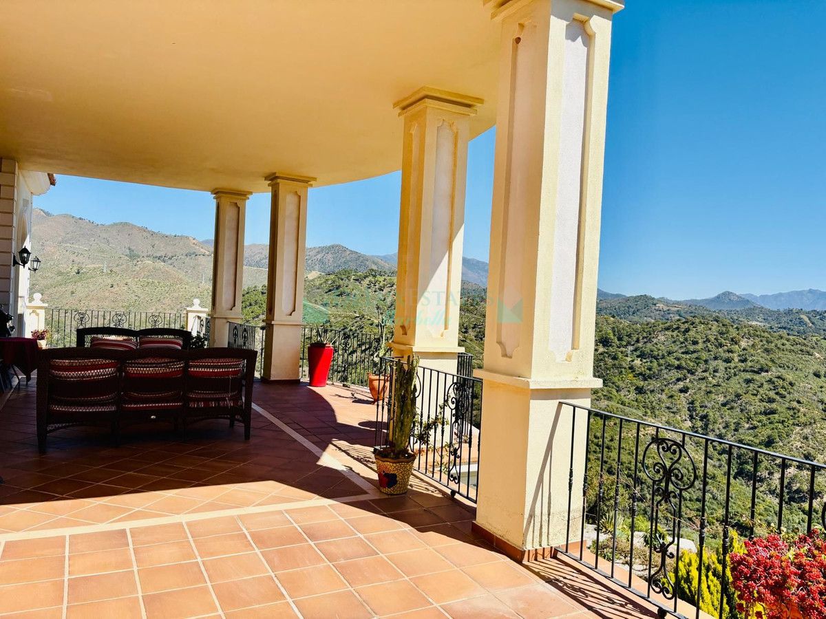 Finca for sale in Estepona