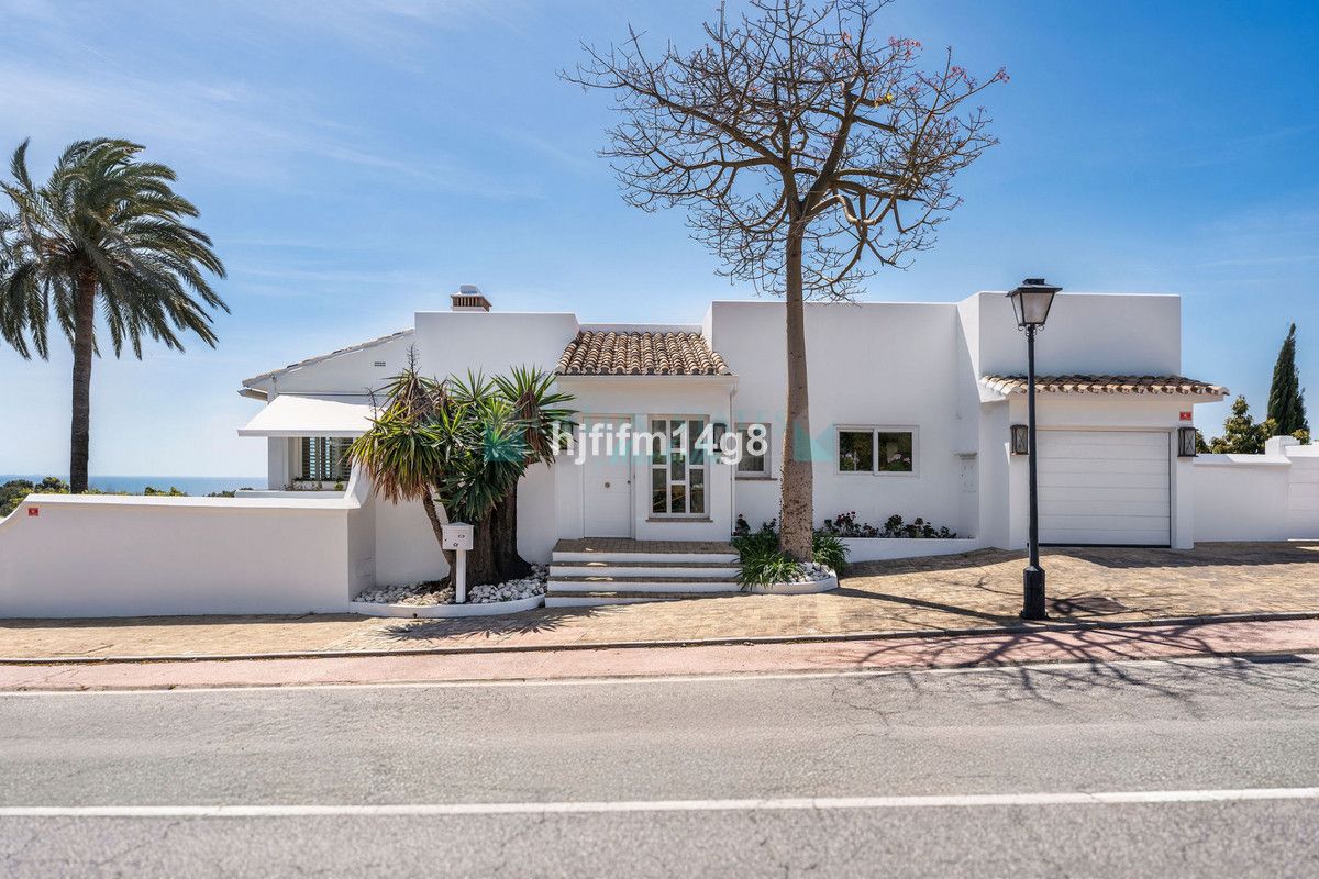 Villa for sale in Nueva Andalucia
