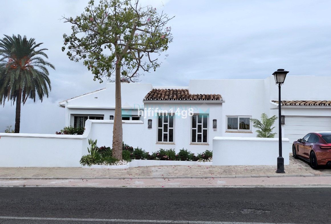 Villa for sale in Nueva Andalucia