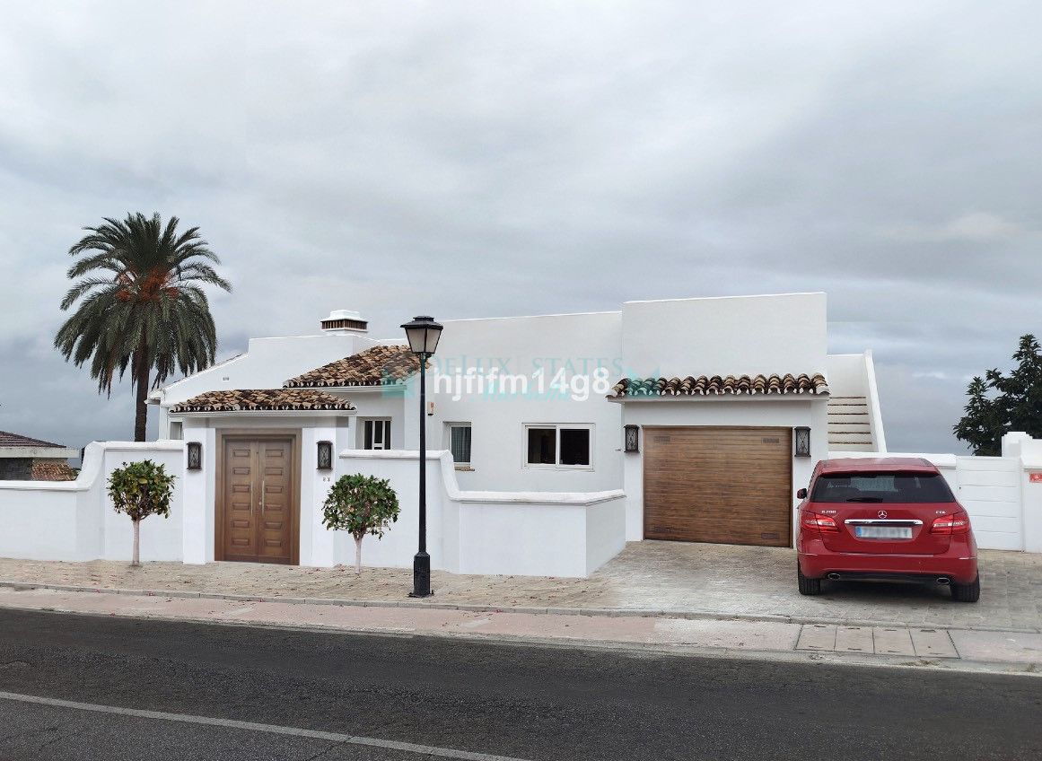 Villa for sale in Nueva Andalucia