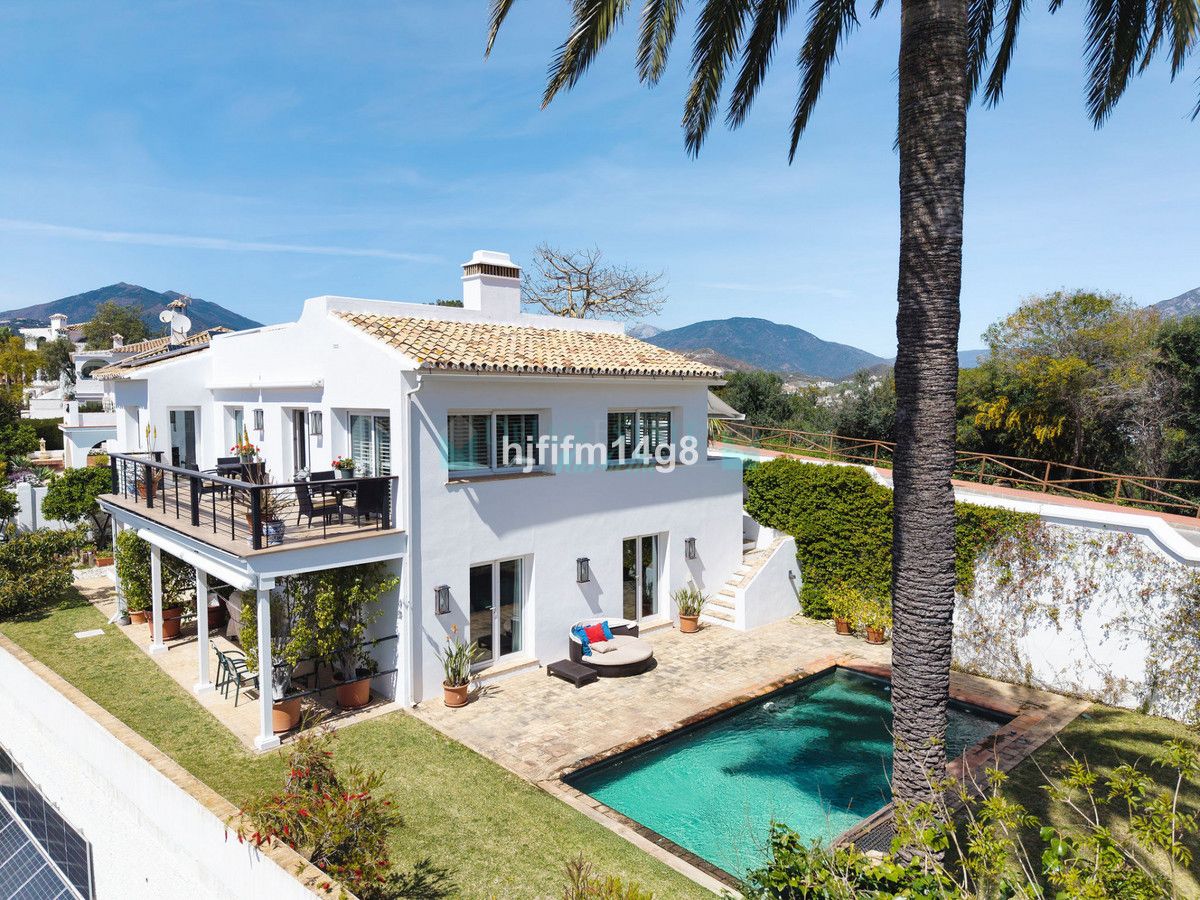 Villa for sale in Nueva Andalucia