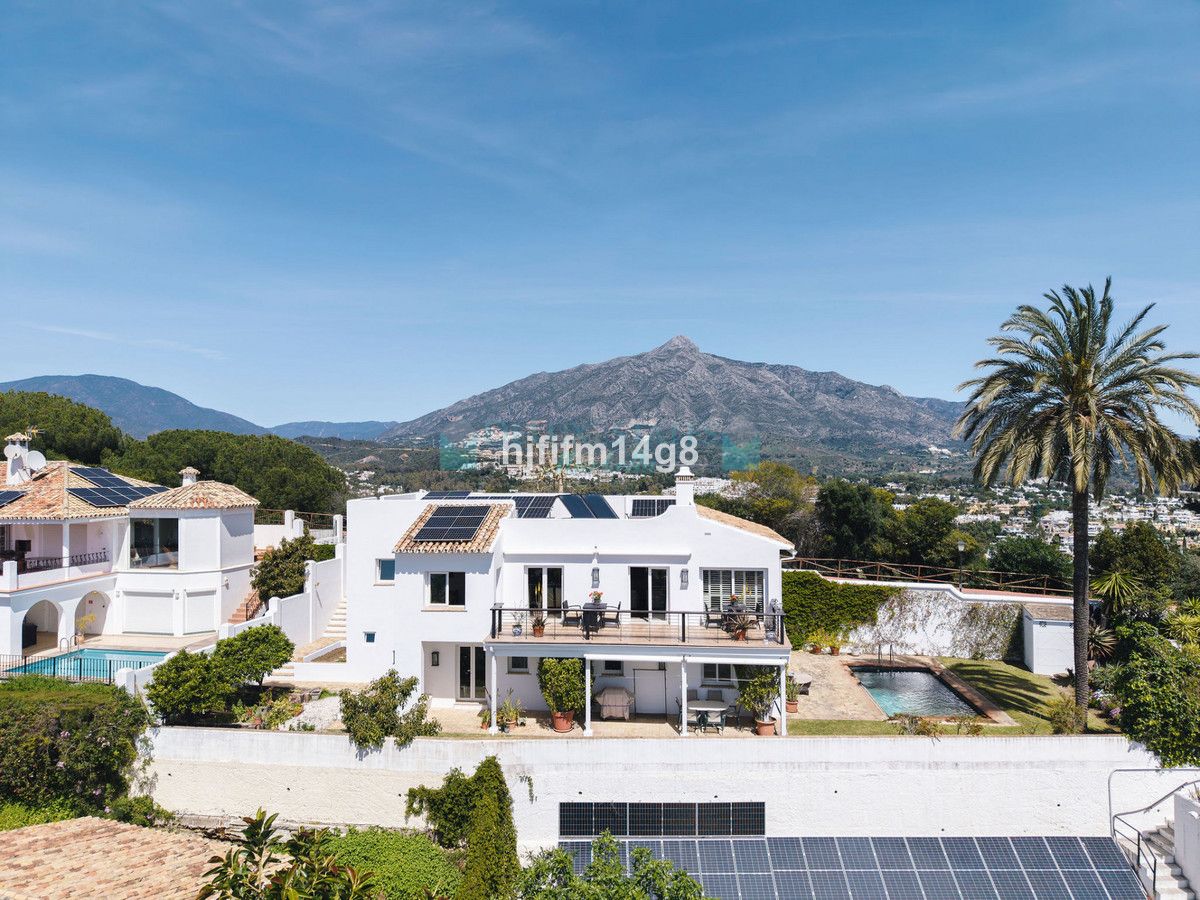 Villa for sale in Nueva Andalucia