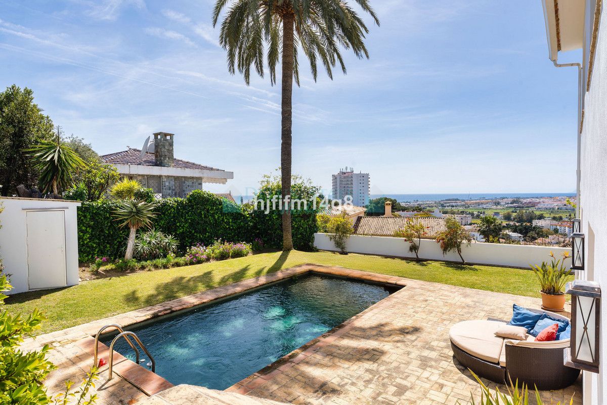 Villa for sale in Nueva Andalucia