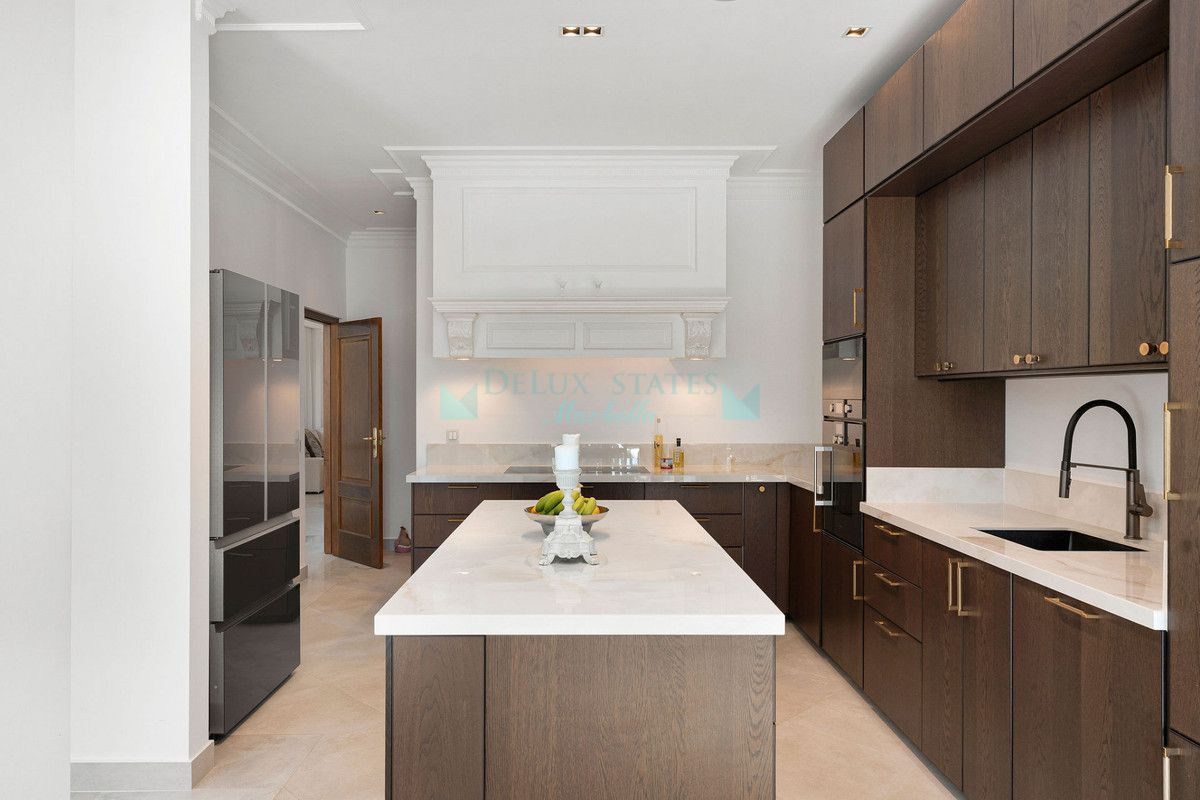 Villa for sale in El Madroñal, Benahavis