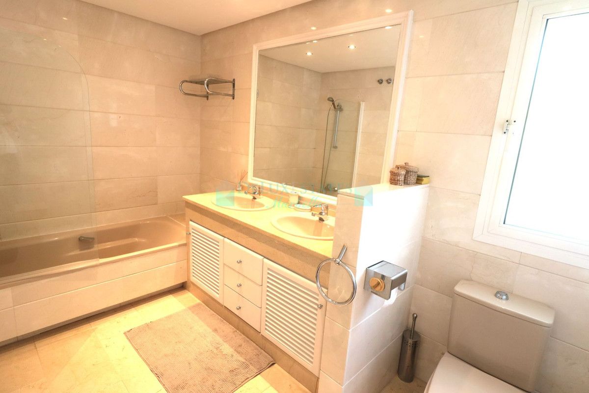 Ático en venta en New Golden Mile, Estepona