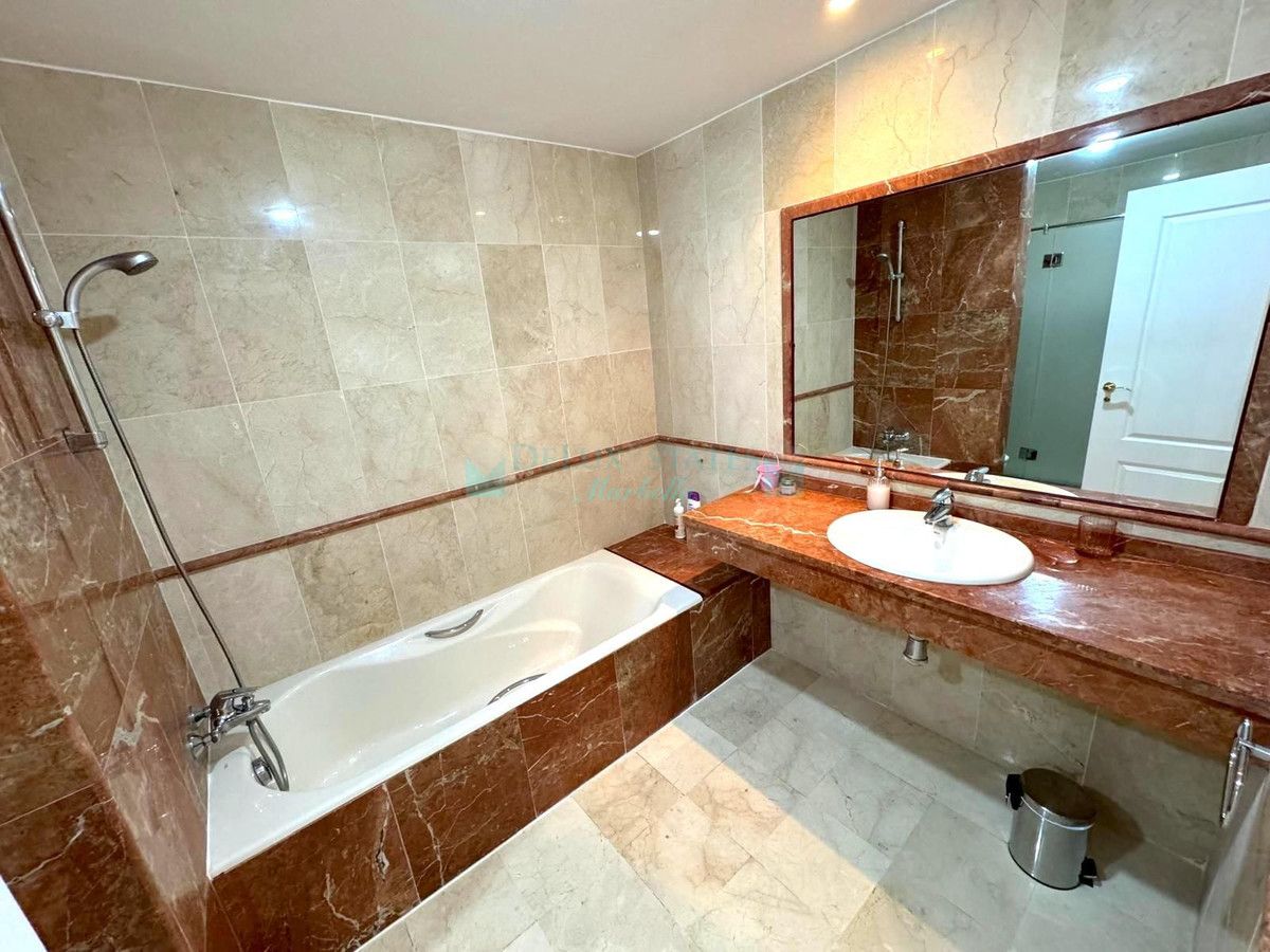 Apartamento en alquiler en Hacienda del Sol, Estepona