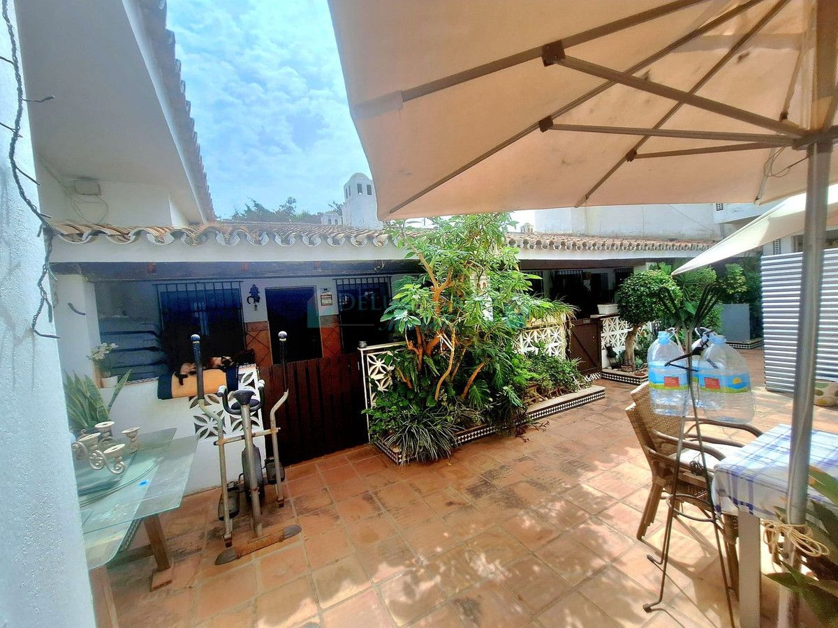 Villa en venta en Costabella, Marbella Este