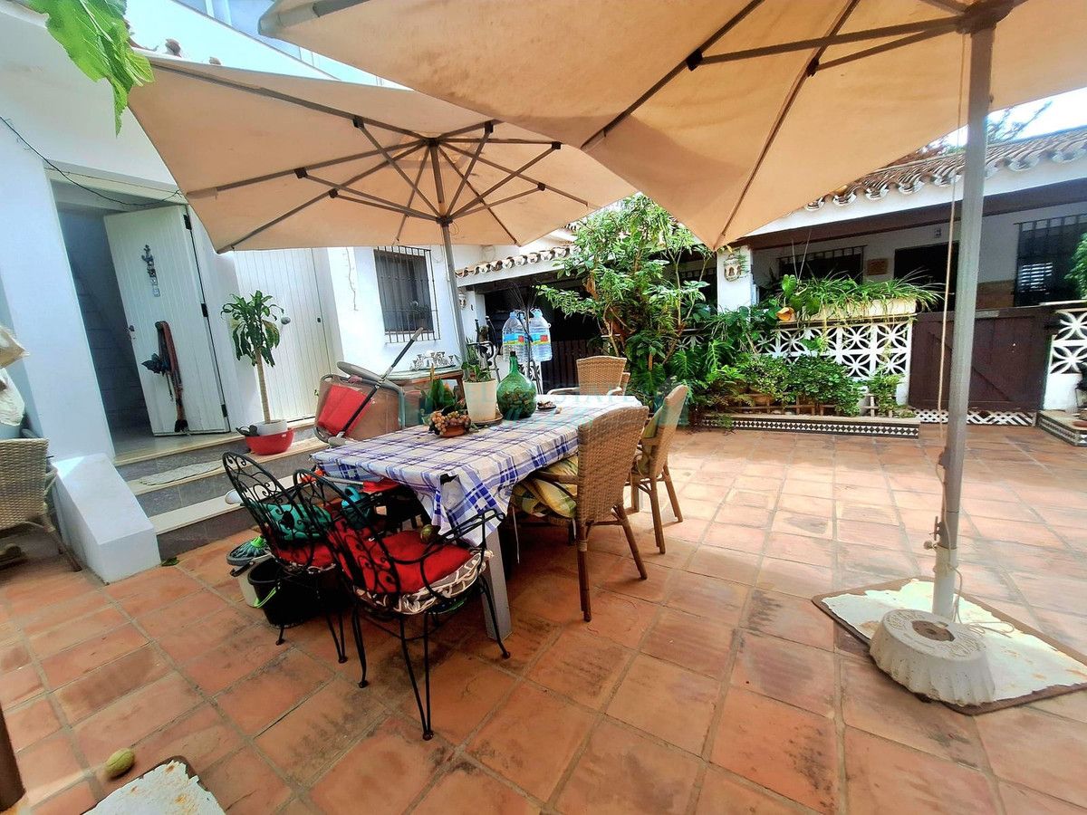 Villa en venta en Costabella, Marbella Este
