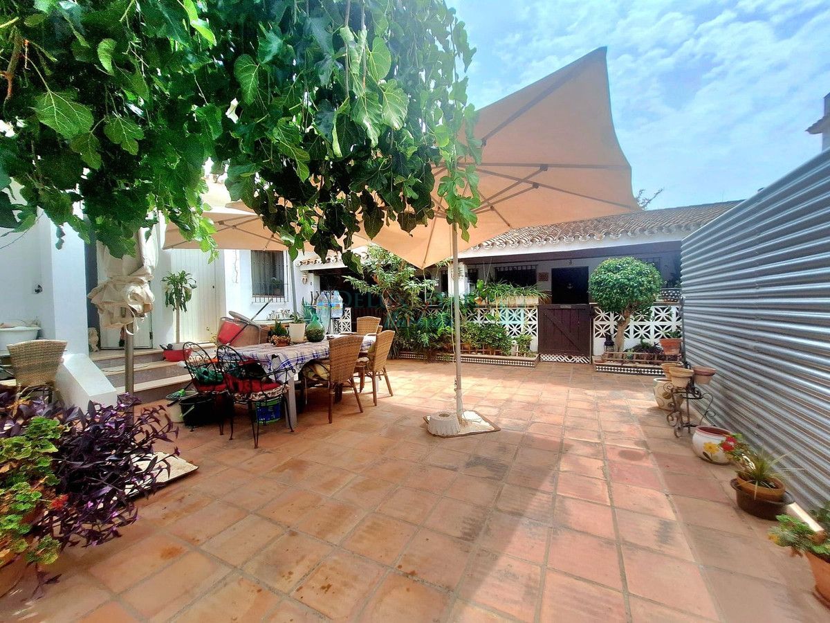Villa en venta en Costabella, Marbella Este