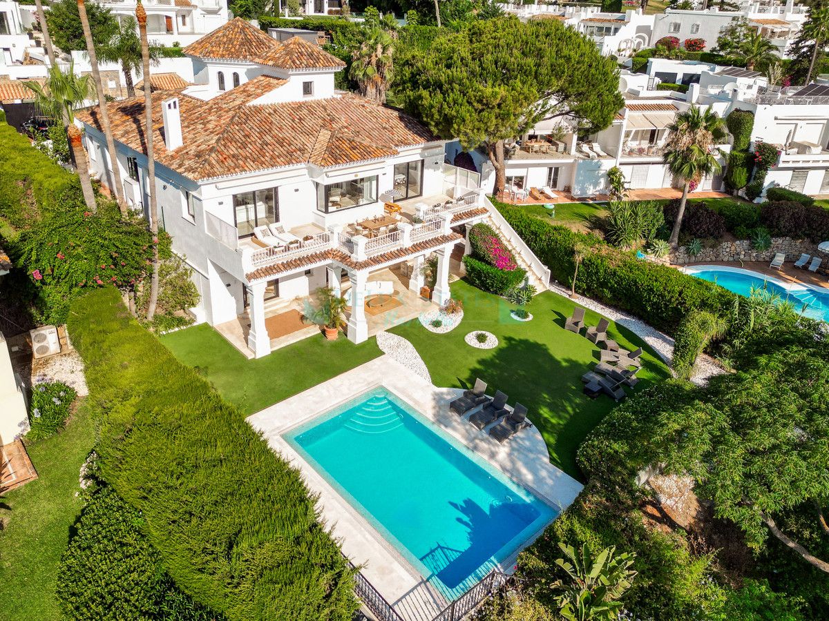 Villa for sale in Aloha, Nueva Andalucia