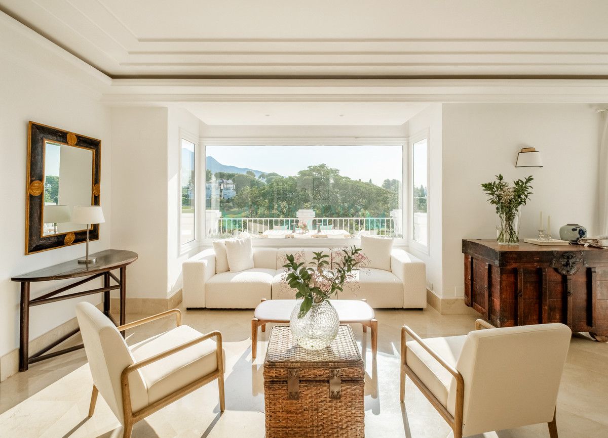 Villa for sale in Aloha, Nueva Andalucia