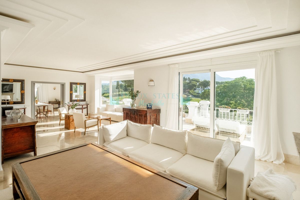 Villa for sale in Aloha, Nueva Andalucia