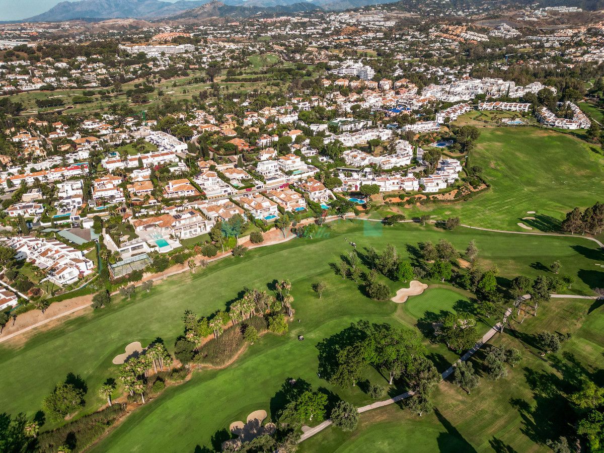 Villa for sale in Aloha, Nueva Andalucia