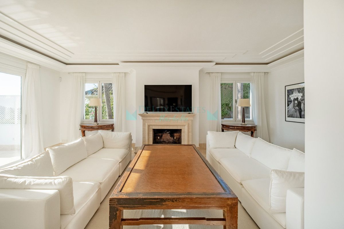 Villa for sale in Aloha, Nueva Andalucia