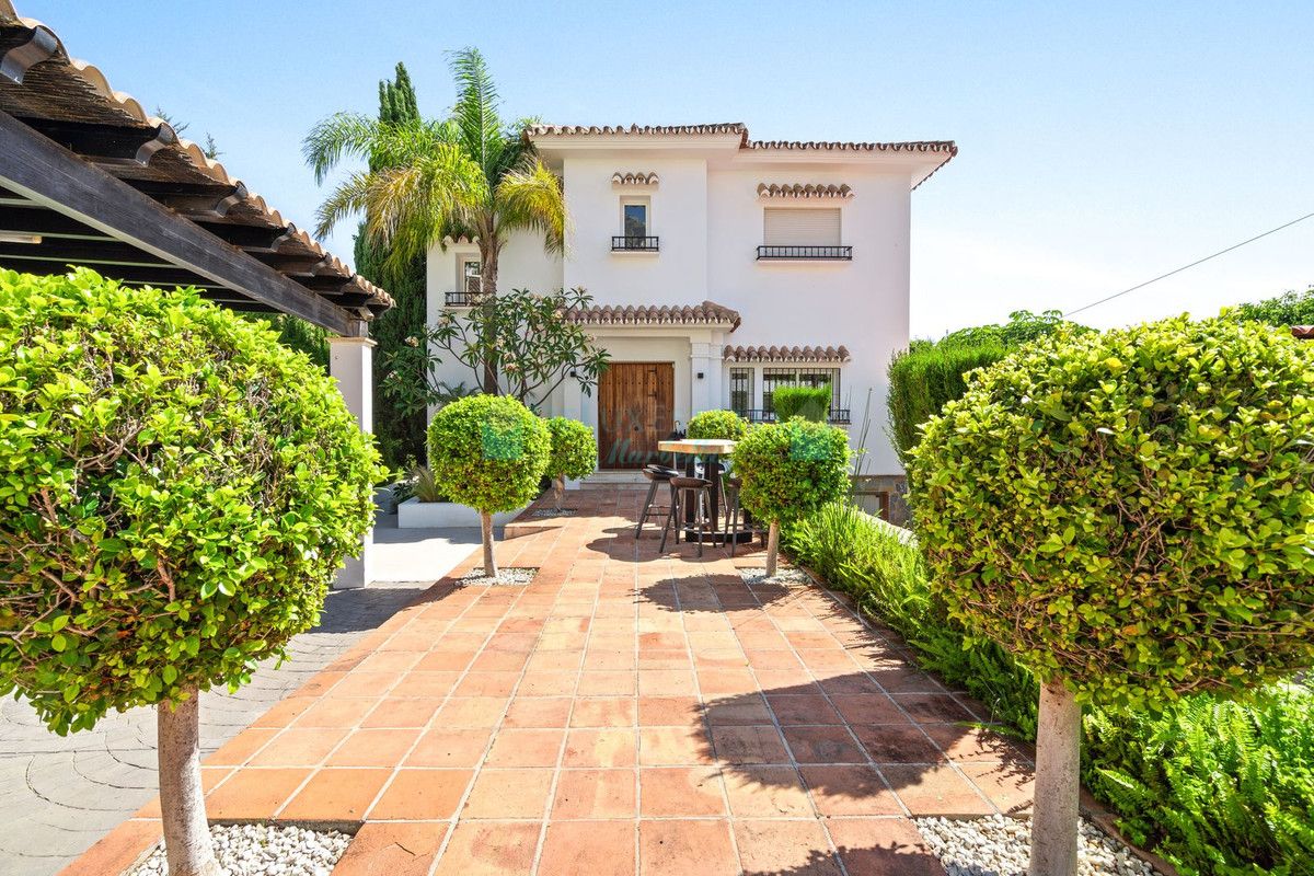 Villa for sale in Nueva Andalucia