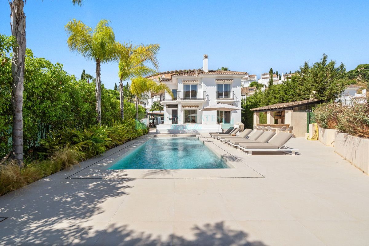 Villa for sale in Nueva Andalucia