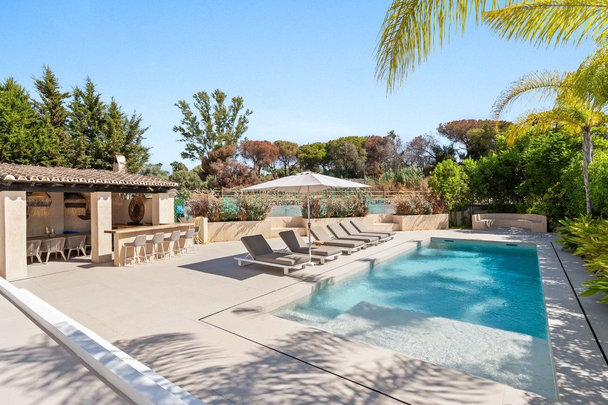 Villa for sale in Nueva Andalucia