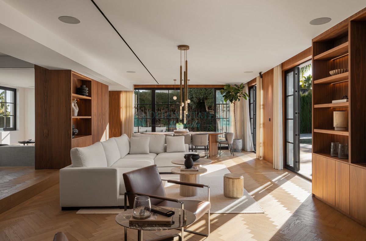 Villa for sale in Nueva Andalucia