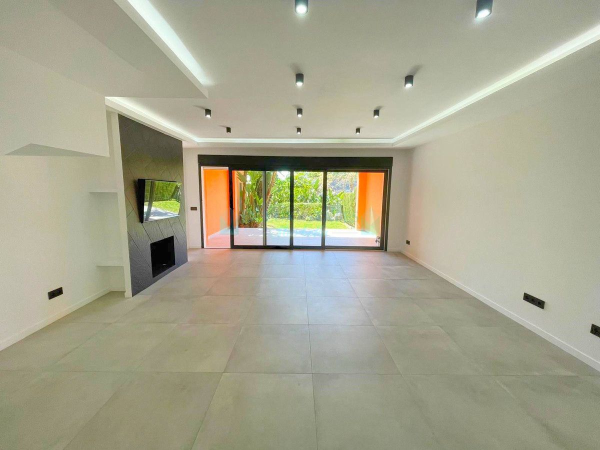 Town House for sale in El Paraiso, Estepona