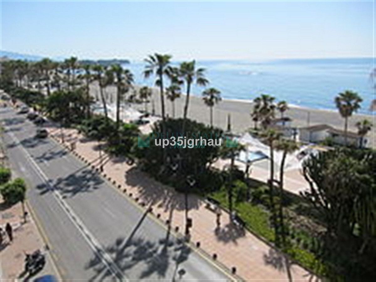 Town House for sale in Estepona