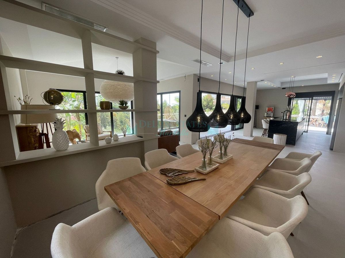 Villa en venta en Elviria, Marbella Este
