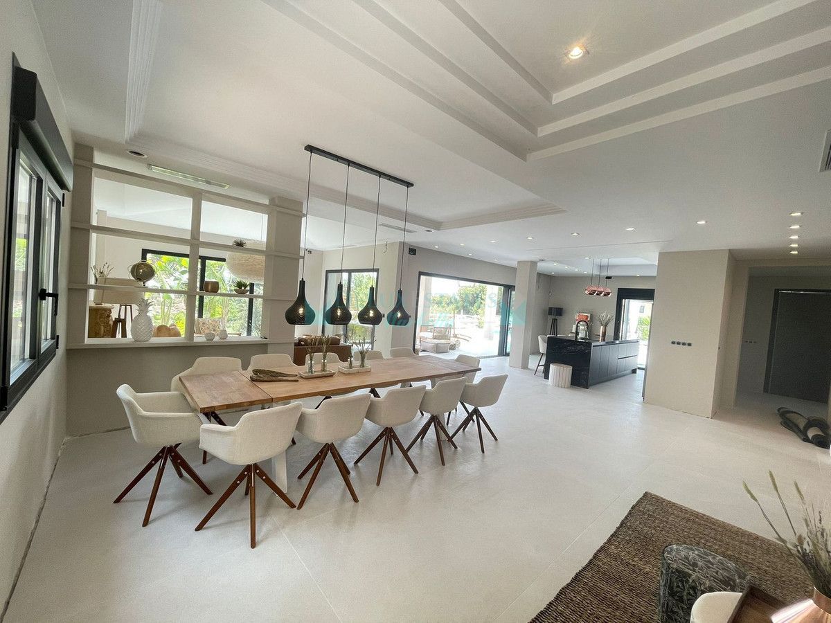 Villa en venta en Elviria, Marbella Este