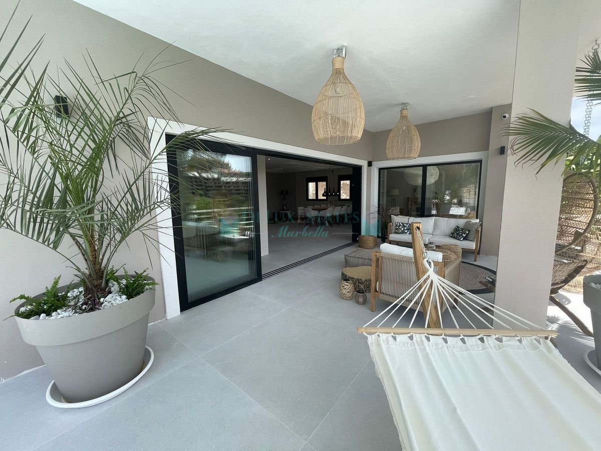 Villa en venta en Elviria, Marbella Este