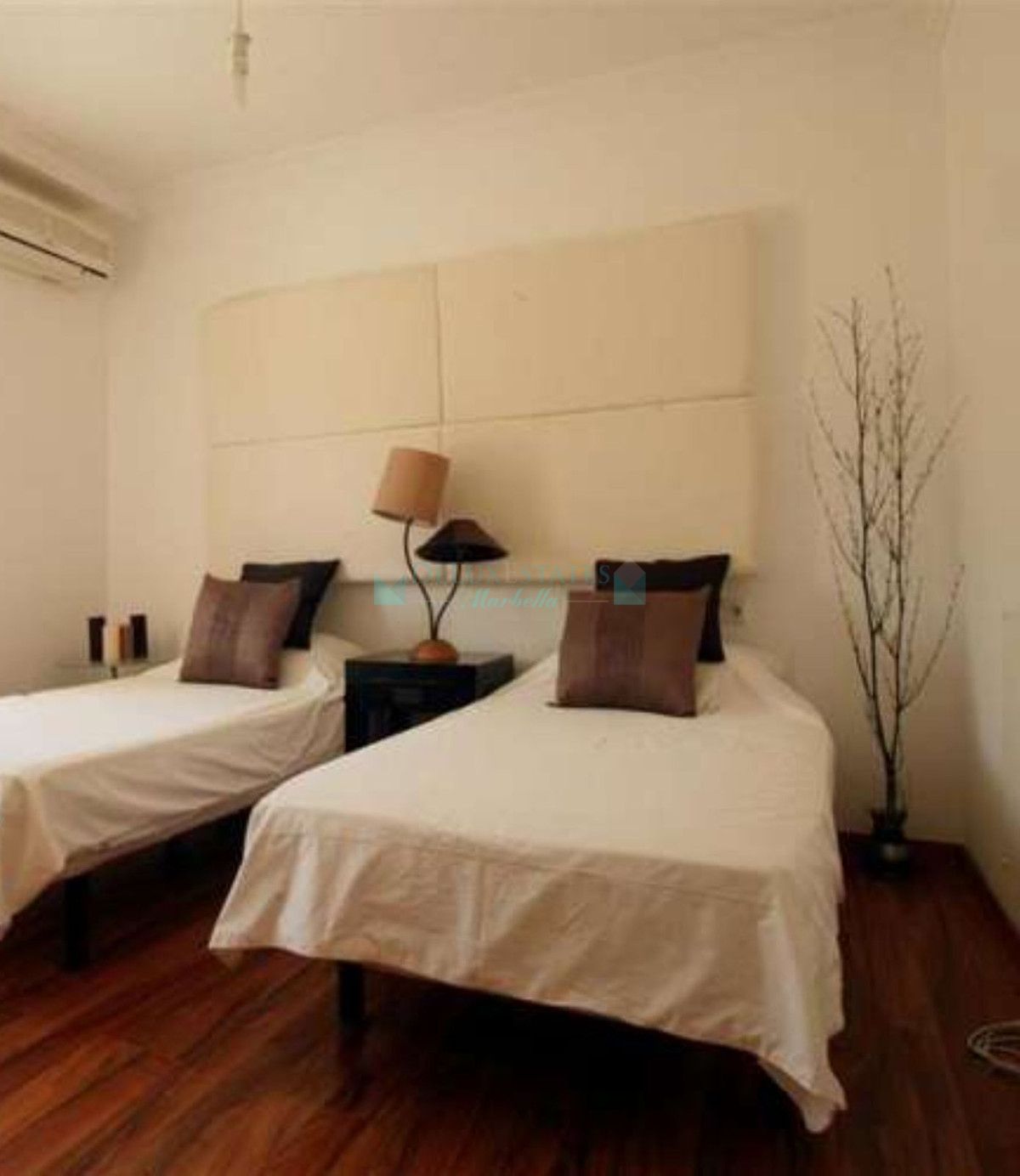 Villa for sale in Nueva Andalucia