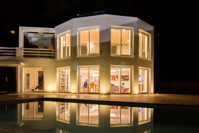 Villa for sale in La Mairena, Marbella East