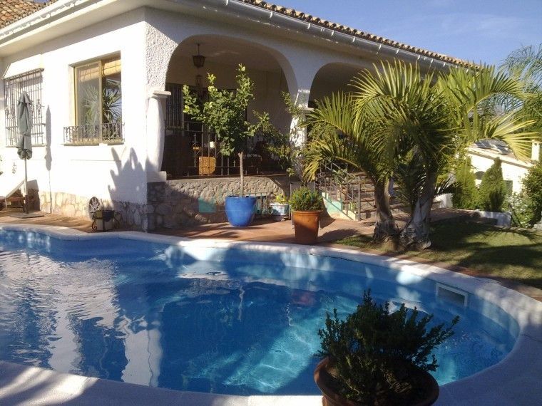 Villa for sale in Nueva Andalucia