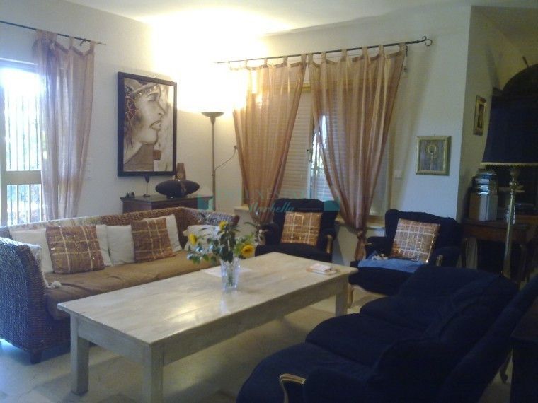 Villa for sale in Nueva Andalucia