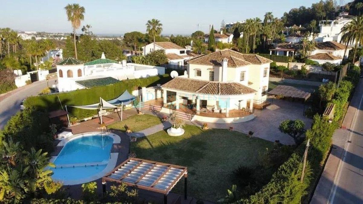 Villa for sale in Nueva Andalucia