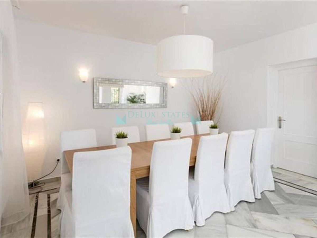 Villa for sale in Nueva Andalucia