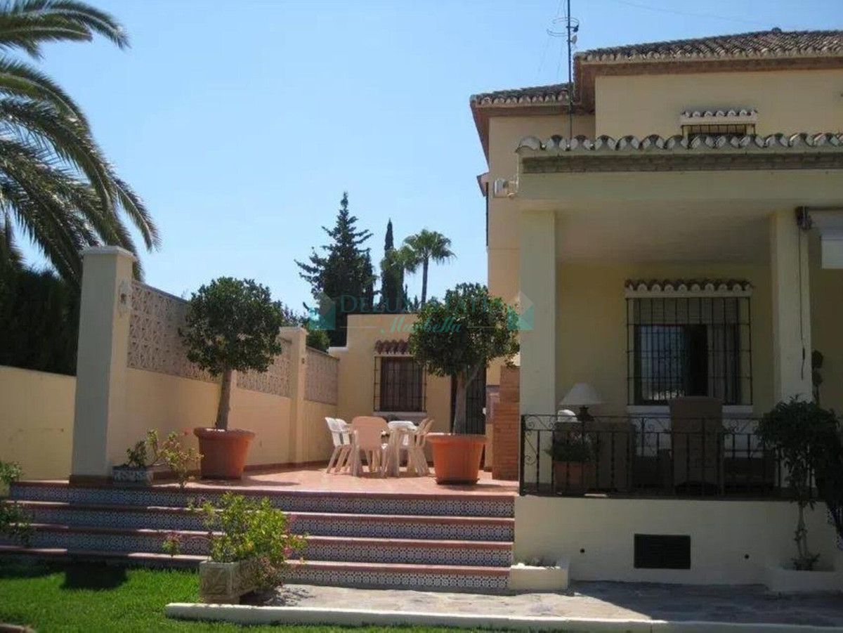 Villa for sale in Nueva Andalucia