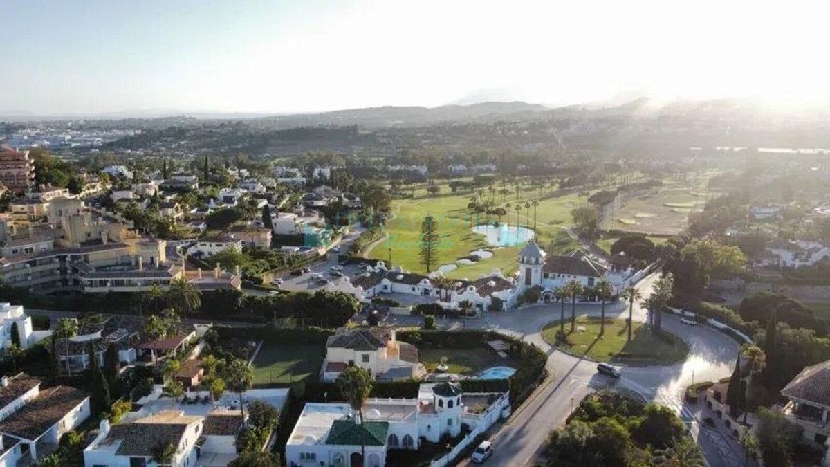 Villa for sale in Nueva Andalucia