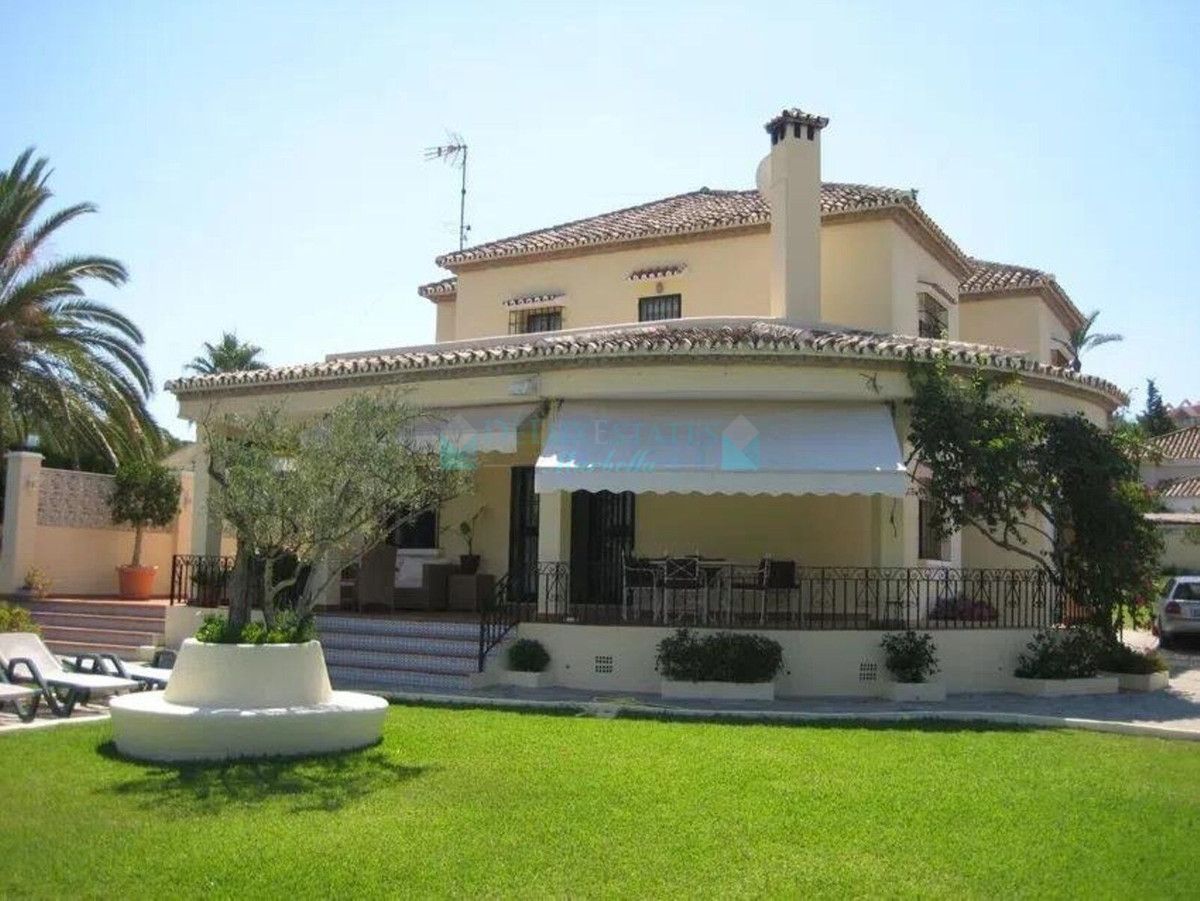 Villa for sale in Nueva Andalucia