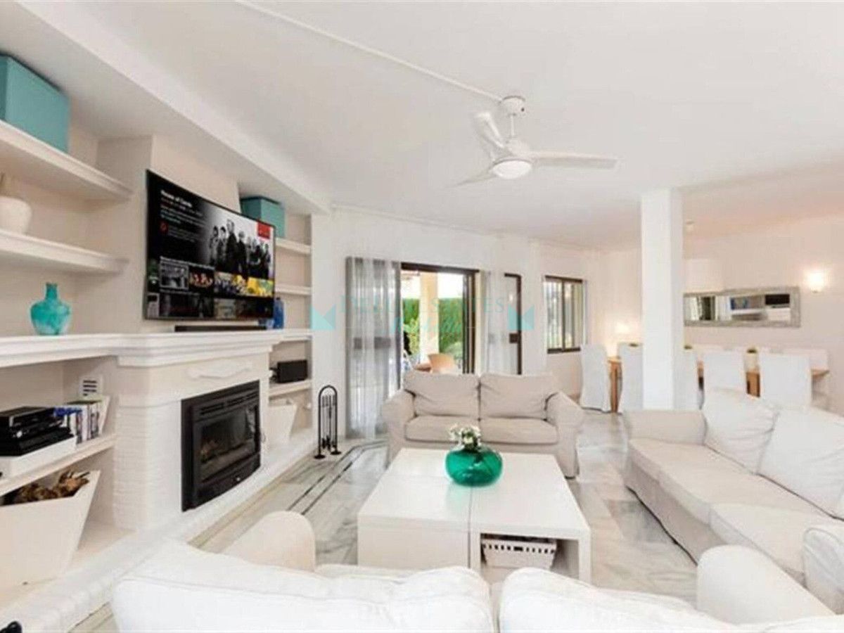 Villa for sale in Nueva Andalucia