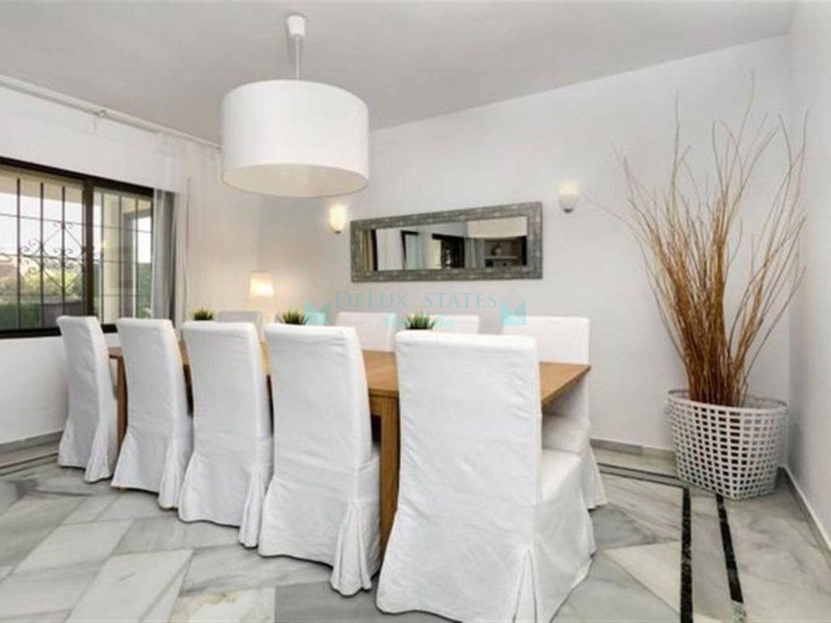 Villa for sale in Nueva Andalucia