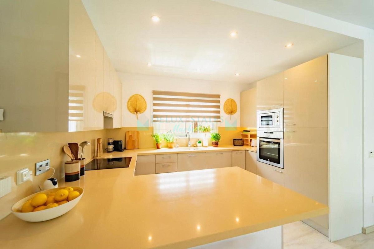 Villa en alquiler en Marbesa, Marbella Este