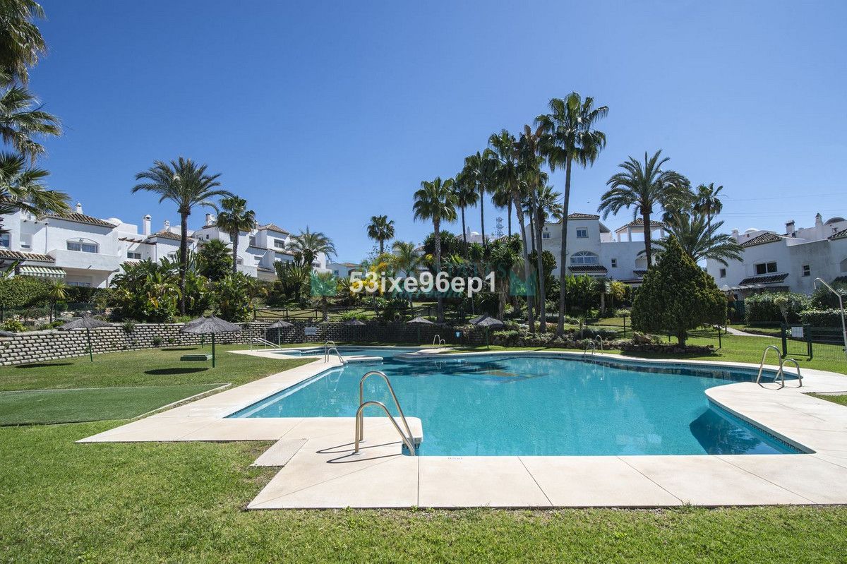 Villa Pareada en venta en New Golden Mile, Estepona