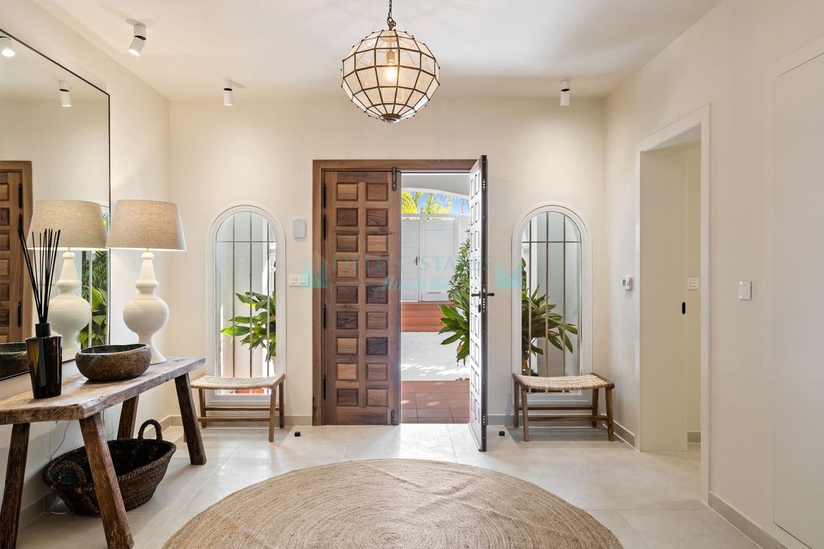 Villa for sale in Hacienda las Chapas, Marbella East