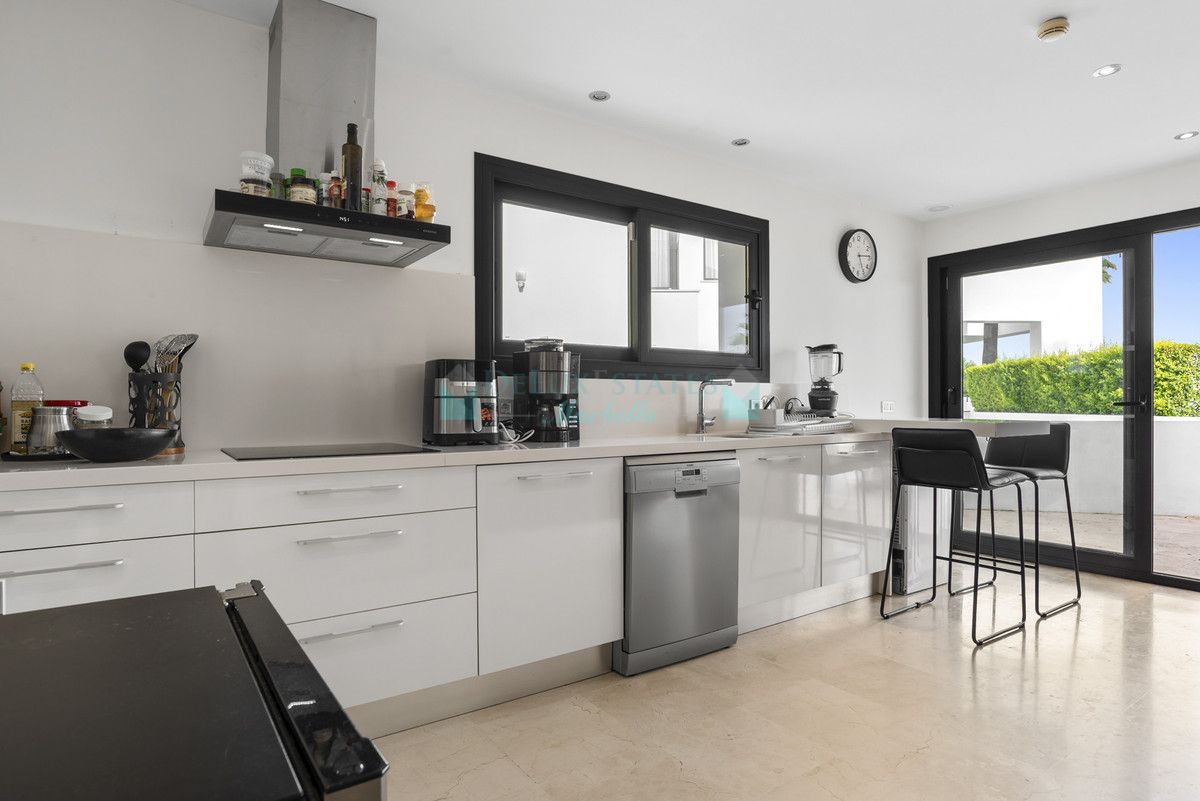 Villa for sale in Benahavis