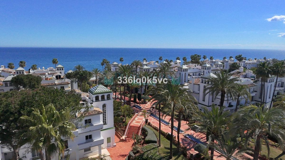 Town House for sale in Estepona