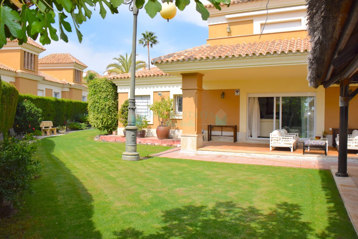 Villa Pareada en venta en Santa Clara, Marbella Este