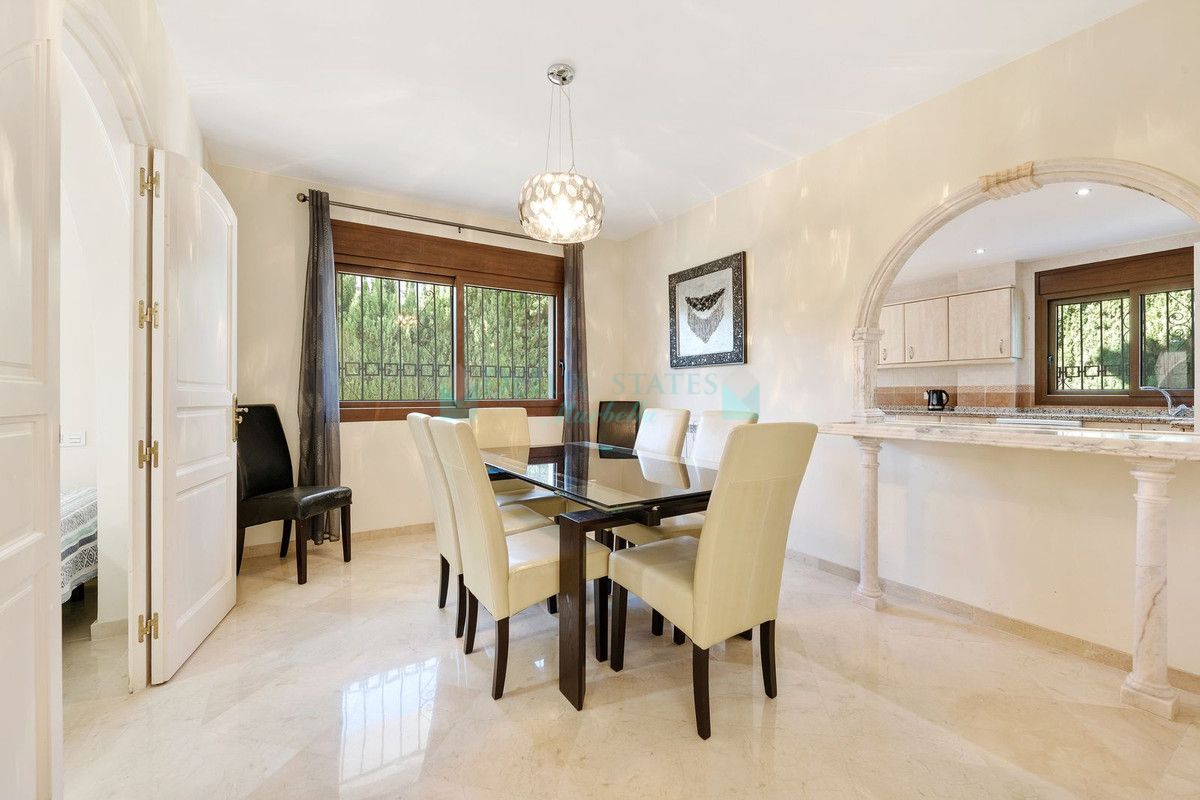 Villa for sale in Atalaya, Estepona