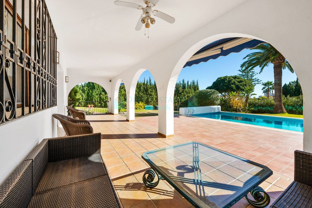 Villa for sale in Atalaya, Estepona