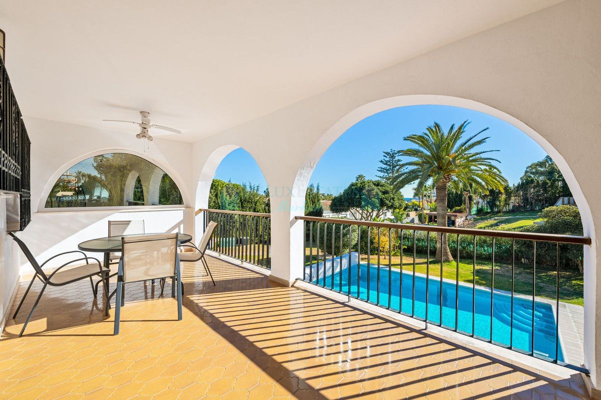 Villa for sale in Atalaya, Estepona